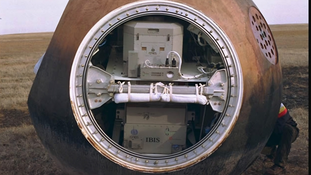 Comat's IBIS incubator and Crocodile materials experiment aboard the CNES Foton-11 microgravity mission